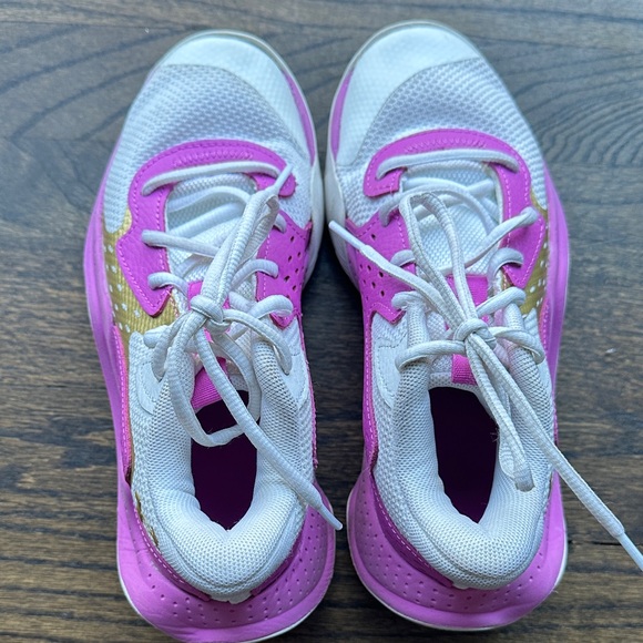 Under Armour Jet 23 Girl's Basketball Shoes Size 3.5Y Vivid Magenta/Gold/White - Picture 6 of 6